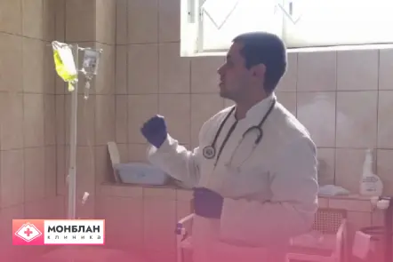 Врач проводит процедуру вывода из запоя в стационаре